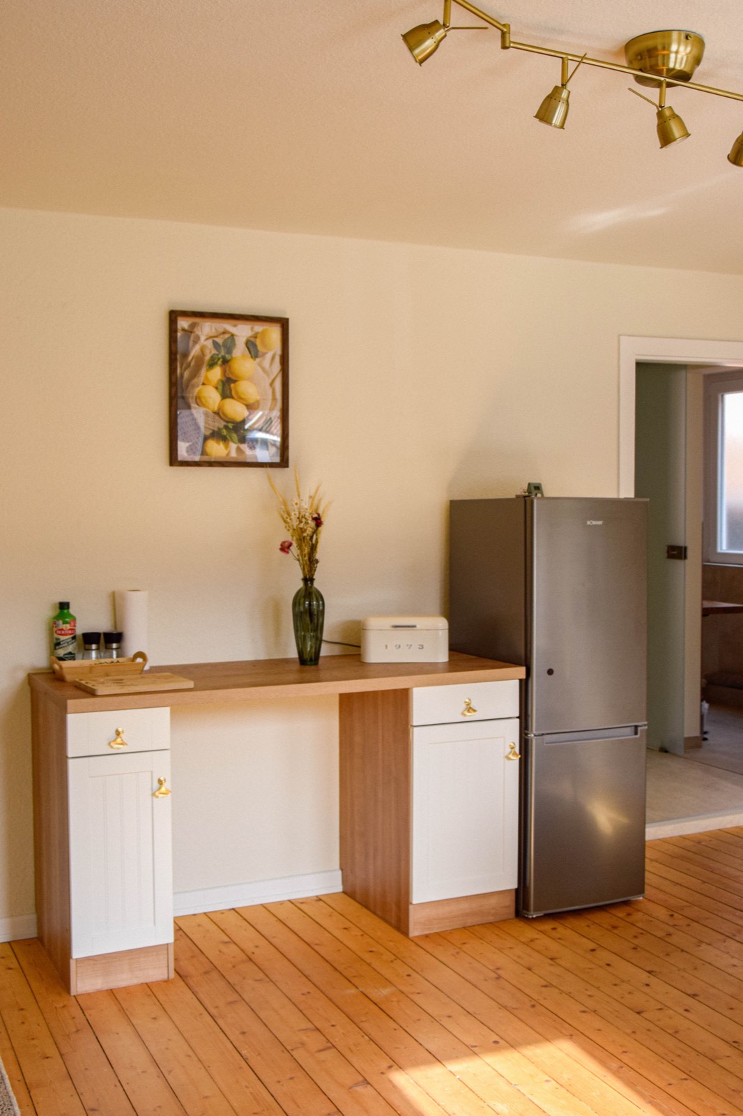 Küchenbereich mit Kühlschrank und Holzdielen