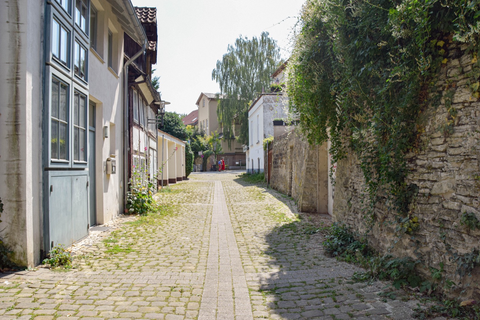 Kopfsteinpflaster-Gasse in der historischen Altstadt von Detmold