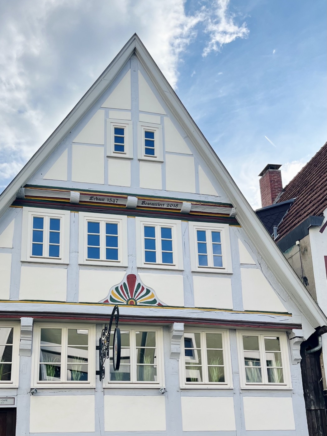 Historisches Fachwerkhaus Krumme Str. 44 in Detmold, erbaut 1547 und 2018 restauriert – hier liegt die Ferienwohnung Goldlöckchen