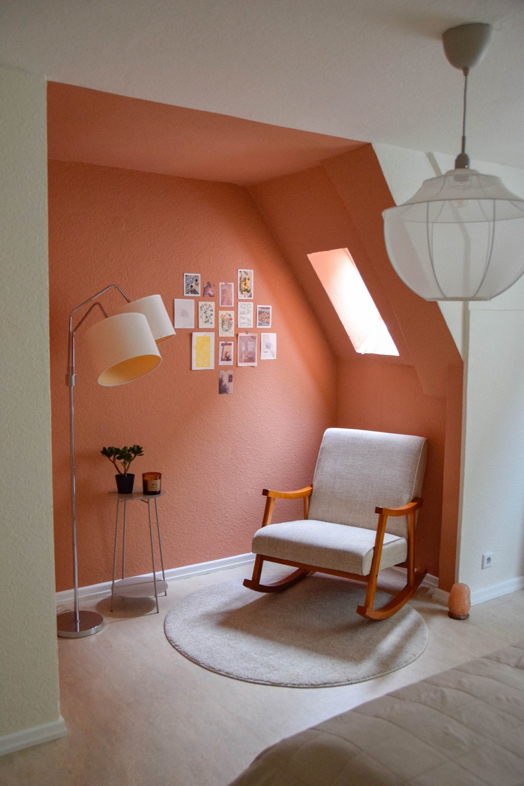 Gemütliche Leseecke mit Schaukelstuhl im Schlafzimmer