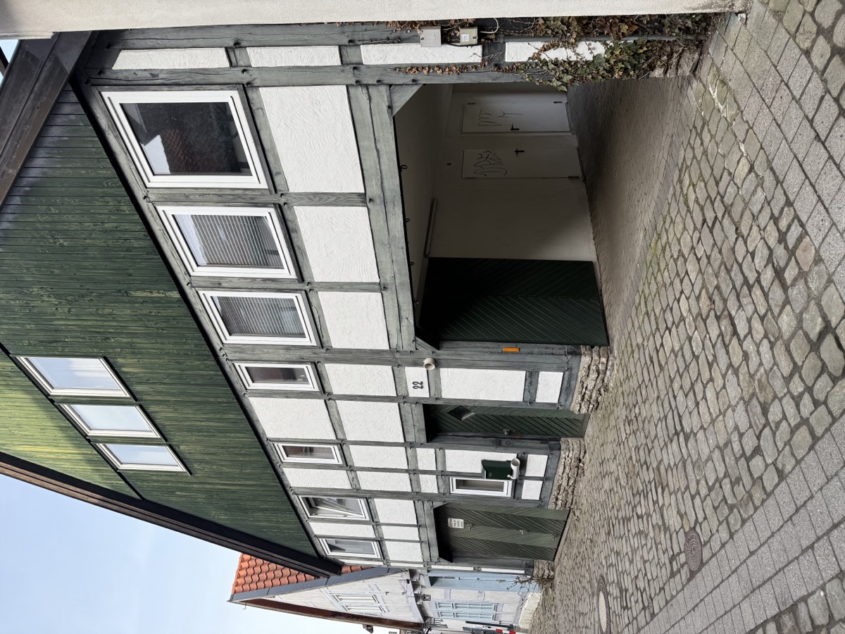 Einfahrt zum privaten Gästeparkplatz in der Bruchmauerstraße 22 in der Detmolder Altstadt