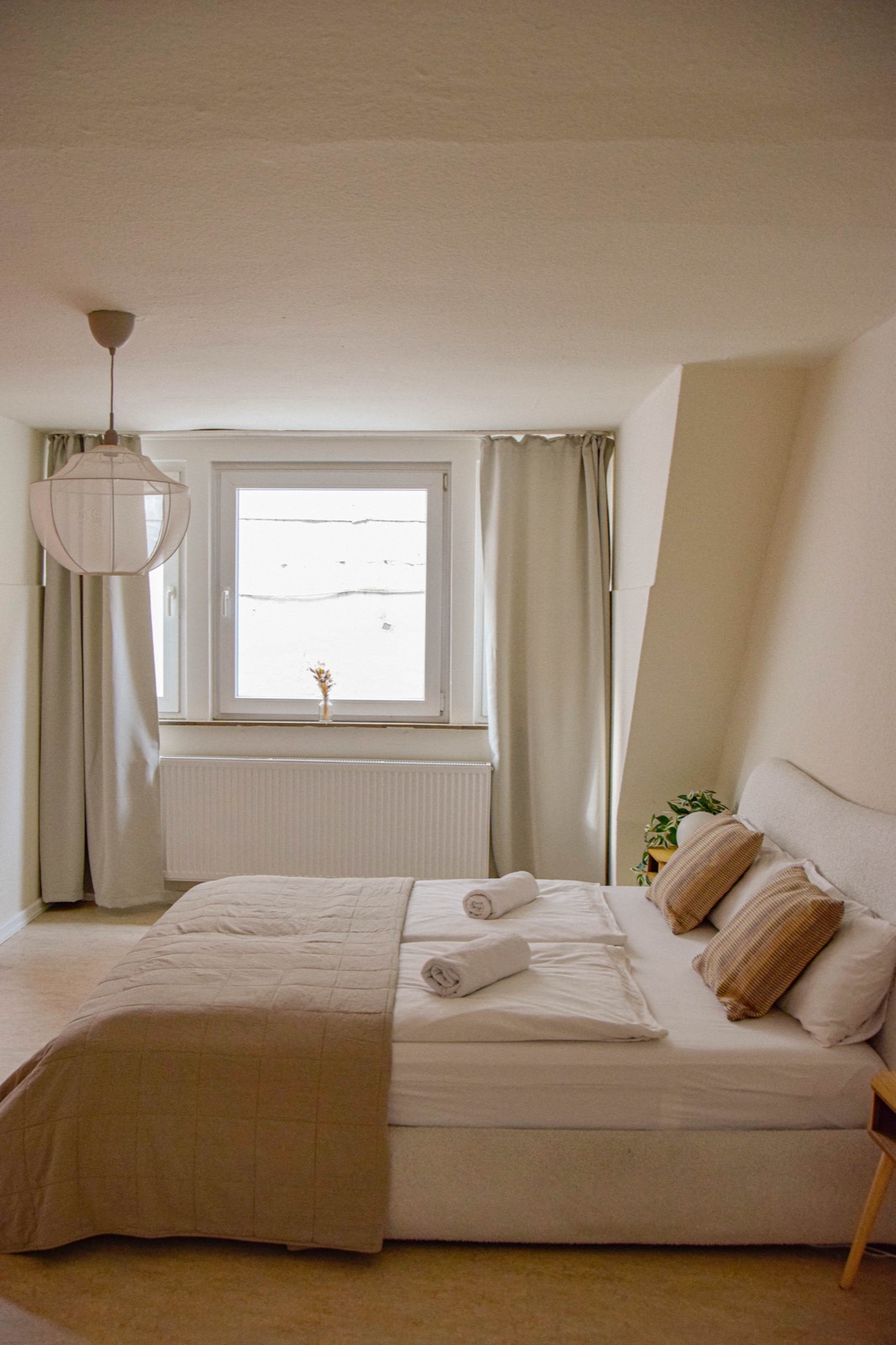 Helles Schlafzimmer der Ferienwohnung Goldlöckchen in Detmold mit bequemem 160-cm-Doppelbett